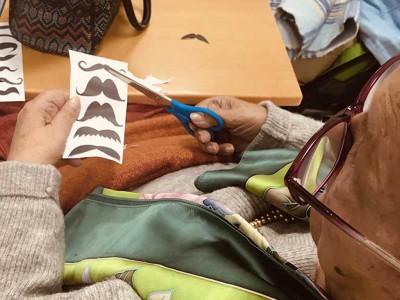 Recortando bigotes para la campaña Movember