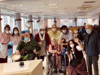 Olentzero y Maridomingi en la Residencia Txurdinagabarri