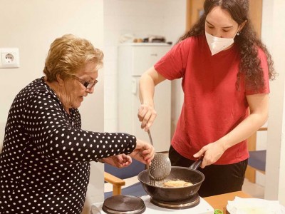 Haciendo tostadas de Carnaval en la Residencia Txurdinagabarri