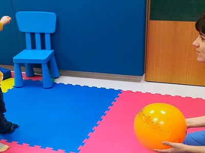 Jolasa tresna terapeutiko gisa Terapeuta y paciente,