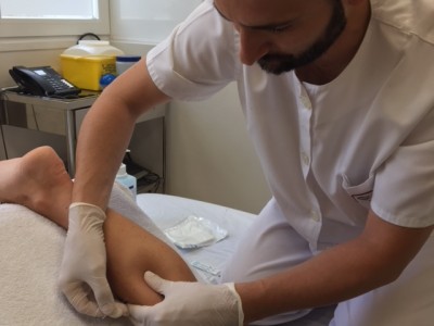 Punción seca en neurorrehabilitación El fisioterapeuta autor del texto, aplicando la técnica de punción seca