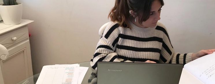 Telerrehabilitazioa logopedian La logopeda autora del artículo, trabajando a distancia mediante un ordenador portátil