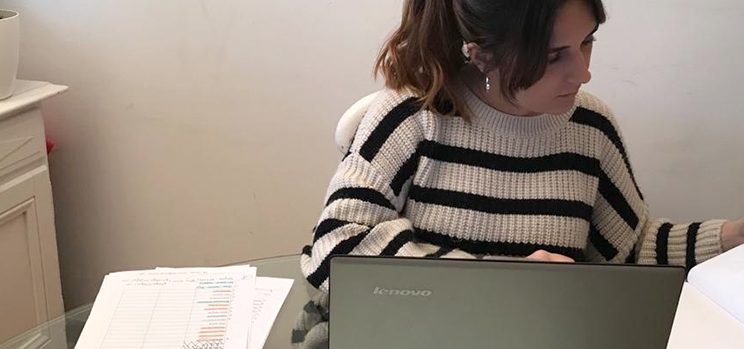 La logopeda autora del artículo, trabajando a distancia mediante un ordenador portátil