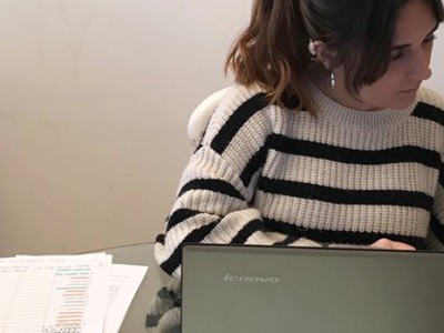 Telerrehabilitazioa logopedian La logopeda autora del artículo, trabajando a distancia mediante un ordenador portátil