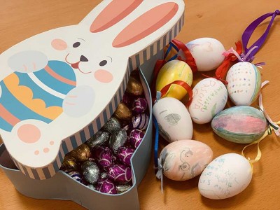Pintando huevos de Pascua en la Residencia Txurdinagabarri