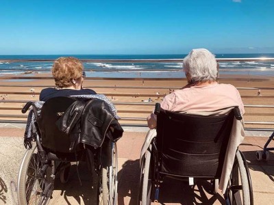 Residentes de Txurdinagabarri, en la playa de Sopealana