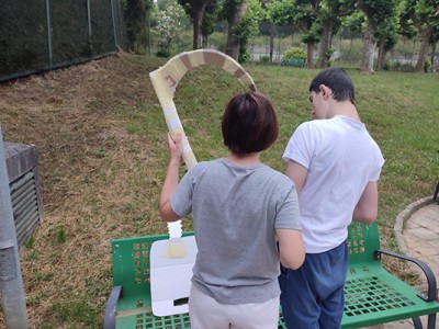 Jolas sinbolikoa, erabiltzailearen eta profesionalaren arteko lotura afektibo gisa Una monitora desarrolla un juego simbólico con un paciente