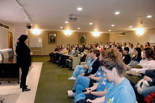 Docencia y formación Un grupo de estudiantes de Enfermería de la Universidad de Navarra, en una visita al Hospital Aita Menni