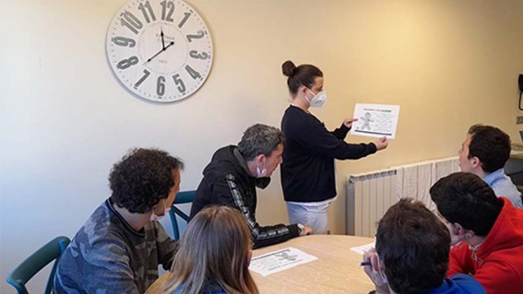 Un grupo de jóvenes con discapacidad intelectual y trastronos del espectro autista, en una sesión formativa