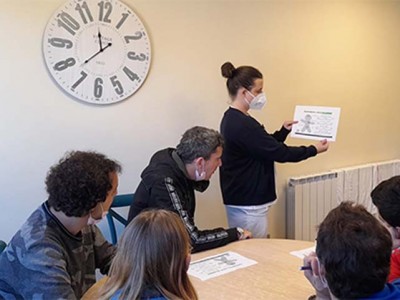 Un grupo de jóvenes con discapacidad intelectual y trastronos del espectro autista, en una sesión formativa