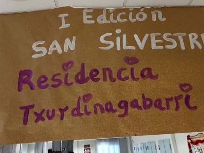 Cartel de la San Silvestre de la Residencia de mayores Txurdinagabarri