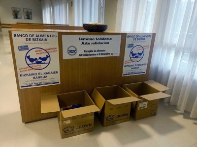 Recogida de alimentos en la Residencia Txurdinagabarri