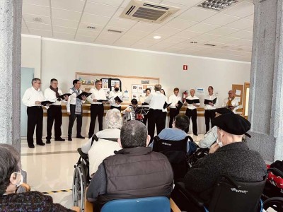 Nos visita la Coral "La Mi Sol" Actuación de la Coral La Mi Sol en la Residencia Txurdinagabarri