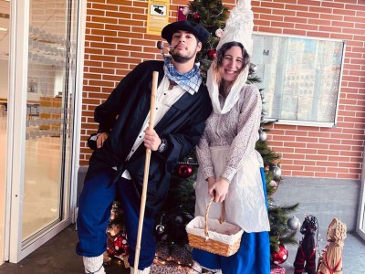 Olentzero y Mari Domingi visitan la Residencia Txurdinagabarri