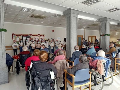 Chorizo, sidra y música para celebrar Santo Tomás Día de Santo Tomás en la Residencia de mayores Txurdinagabarri