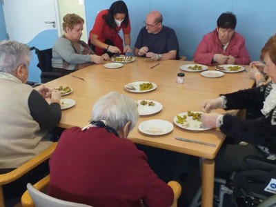 Preparando gildas en la Residencia de mayores Barandiaran de Durango