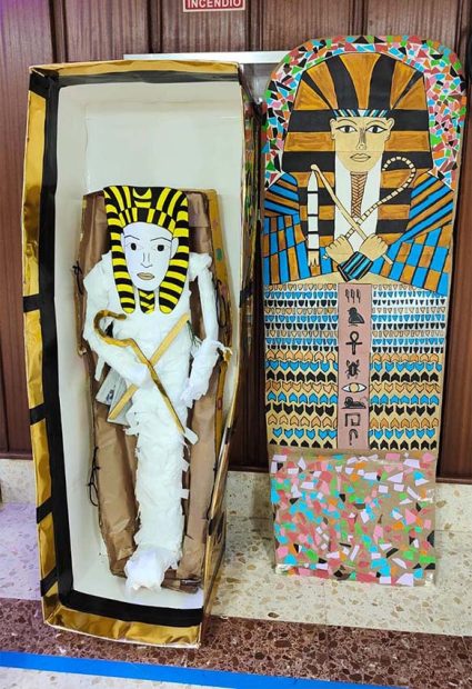 El antiguo Egipto protagoniza el Carnaval 2023 en Aita Menni Decoración del desfile de Carnaval