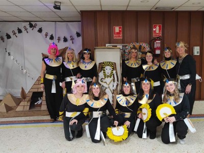 Grupo de monitoras disfrazadas de egipcias