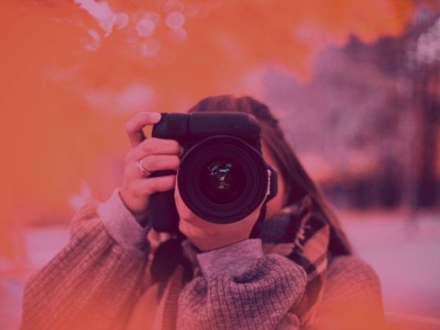 IV Concurso Internacional de Fotografía 2023 Una mujer con una cámara en las manos