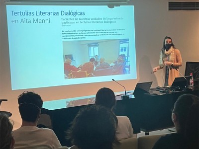 BMC Psychologyk gure ospitalean egindako azterlan bat argitaratu du tertulia literario dialogikoek psikosiaren tratamenduan duten eraginari buruz Aitana Fernandez Villardon psikologoa literatur solasaldi dialogikoei buruzko tailerrean
