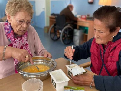 Preparando sanblases en la Residencia de mayores Barandiaran de Durango