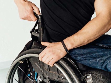 Sedestazio indibidualizatua Gizon bat gurpil-aulki baten gaineko jarrera aldatzen