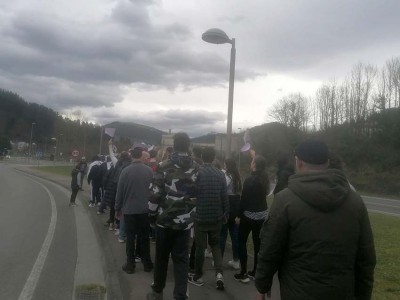 Pacientes y monitoras, en la marcha por el 8M, desde Aita Menni hasta el Hospital del Día de Arrasate