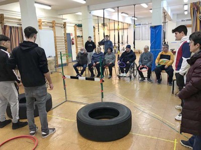 Alumnado de Arizmendi prepara sesiones de ejercicio para el Centro de Día de Daño Cerebral Azoka Arizmendiko ikasleak eta Aita Menniren Kalte Zerebralaren Eguneko Zentroko erabiltzaileak, ariketa batean