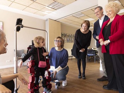 Garuneko paralisia duten 15 haur munduko lehen exoeskeleto pediatrikoa erabiltzen ari dira Danele, haren ama, terapeutak eta proiektua bultzatzen duten entitateen ordezkariak.