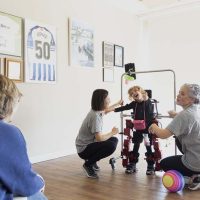 Garuneko paralisia duten 15 haur munduko lehen exoeskeleto pediatrikoa erabiltzen ari dira