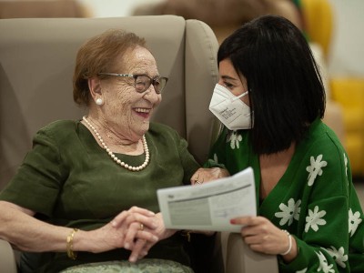 Bergarako Adinekoen Eguneko Zentroko erabiltzaile bat, gizarte-langilearekin