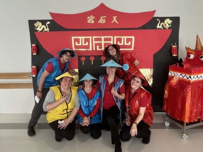 China, tema del Carnaval 2023 en la Residencia Txurdinagabarri El equipo organizador de la fiesta posa con la pagoda y el dragón