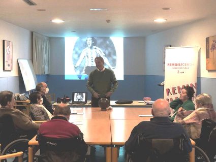 Andoni Goikoetxea nos visita en la Residencia Barandiaran Andoni Goikoetxea, "Goiko", durante la sesión del Taller de Reminiscencia