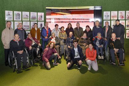 El Taller de Reminiscencia y Fútbol de Durango visita San Mamés El grupo de la Residencia Barandiaran, en el Museo Athletic Club
