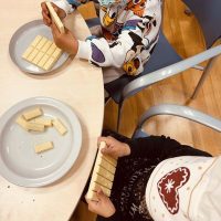 Haciendo huevos de pascua en la Residencia Txurdinagabarri