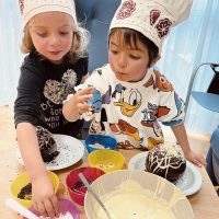 Haciendo huevos de pascua en la Residencia Txurdinagabarri