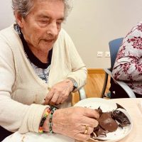 Haciendo huevos de pascua en la Residencia Txurdinagabarri