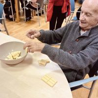 Haciendo huevos de pascua en la Residencia Txurdinagabarri