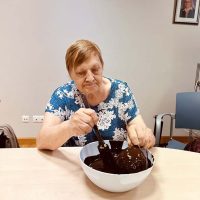 Haciendo huevos de pascua en la Residencia Txurdinagabarri