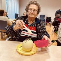 Haciendo huevos de pascua en la Residencia Txurdinagabarri