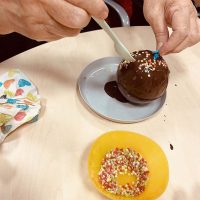 Haciendo huevos de pascua en la Residencia Txurdinagabarri