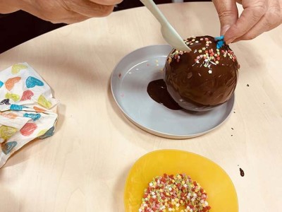 “Txokolate masterchefa” Txurdinagabarri Egoitzan Pazko arrautzak prestatzen
