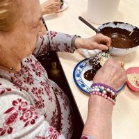 Haciendo huevos de pascua en la Residencia Txurdinagabarri