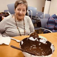 Haciendo huevos de pascua en la Residencia Txurdinagabarri