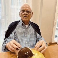 Haciendo huevos de pascua en la Residencia Txurdinagabarri