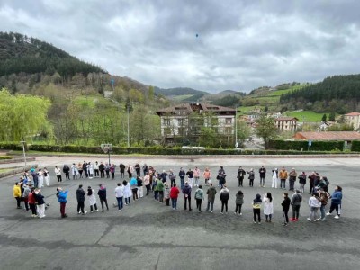Elkarretaratzea Arrasateko Aita Menni Ospitaleko patioan, AENari buruzko kontzientziazioaren erakusgarri