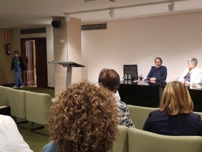 Ruben de Pedro Osakidetzako psikiatra, hitzaldian, Aita Menni Ahizpa Ospitalarioen Egonaldi Luzeko Unitateetako mediku arduradun Eglee Castillo doktorearekin batera