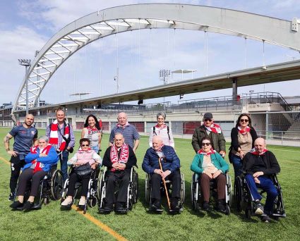 El grupo de reminiscencia y fútbol de la Residencia Barandiaran, en Lezama El grupo de la Residencia Barandiaran, ante el arco del antiguo San Mamés