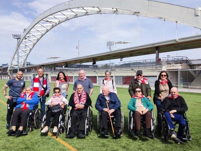 El grupo de la Residencia Barandiaran, ante el arco del antiguo San Mamés