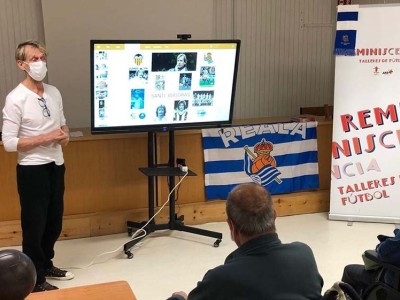Santi Idígoras, durante la sesión del Taller de Reminiscencia de la Residencia San Martín de Oñate